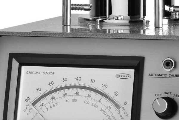 Shaw SADP portable dewpoint meter, automatic calibration, gases and compressed air, taking a spot check reading